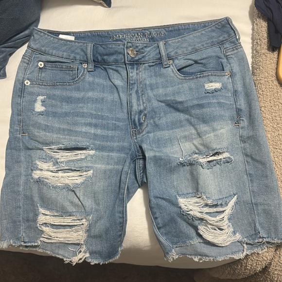 Soft and Baggy American Eagle Light Wash Shorts Sz 8. - Picture 5 of 5